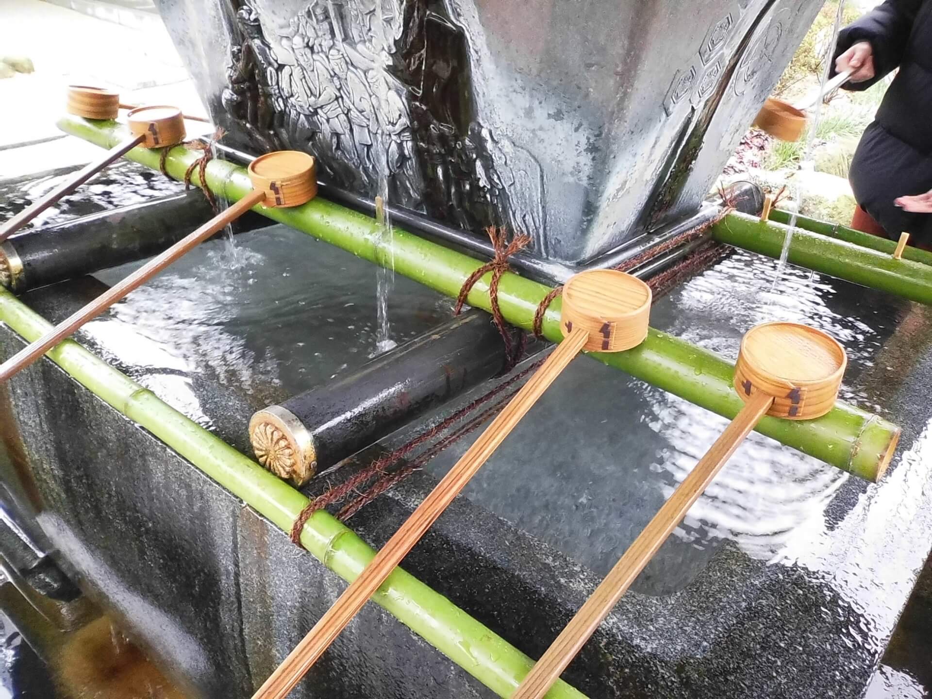 神社参拝時の手水舎での正しい口をすすぐ手順と吐き出す場所等の注意点について解説 | mimirin BLOG
