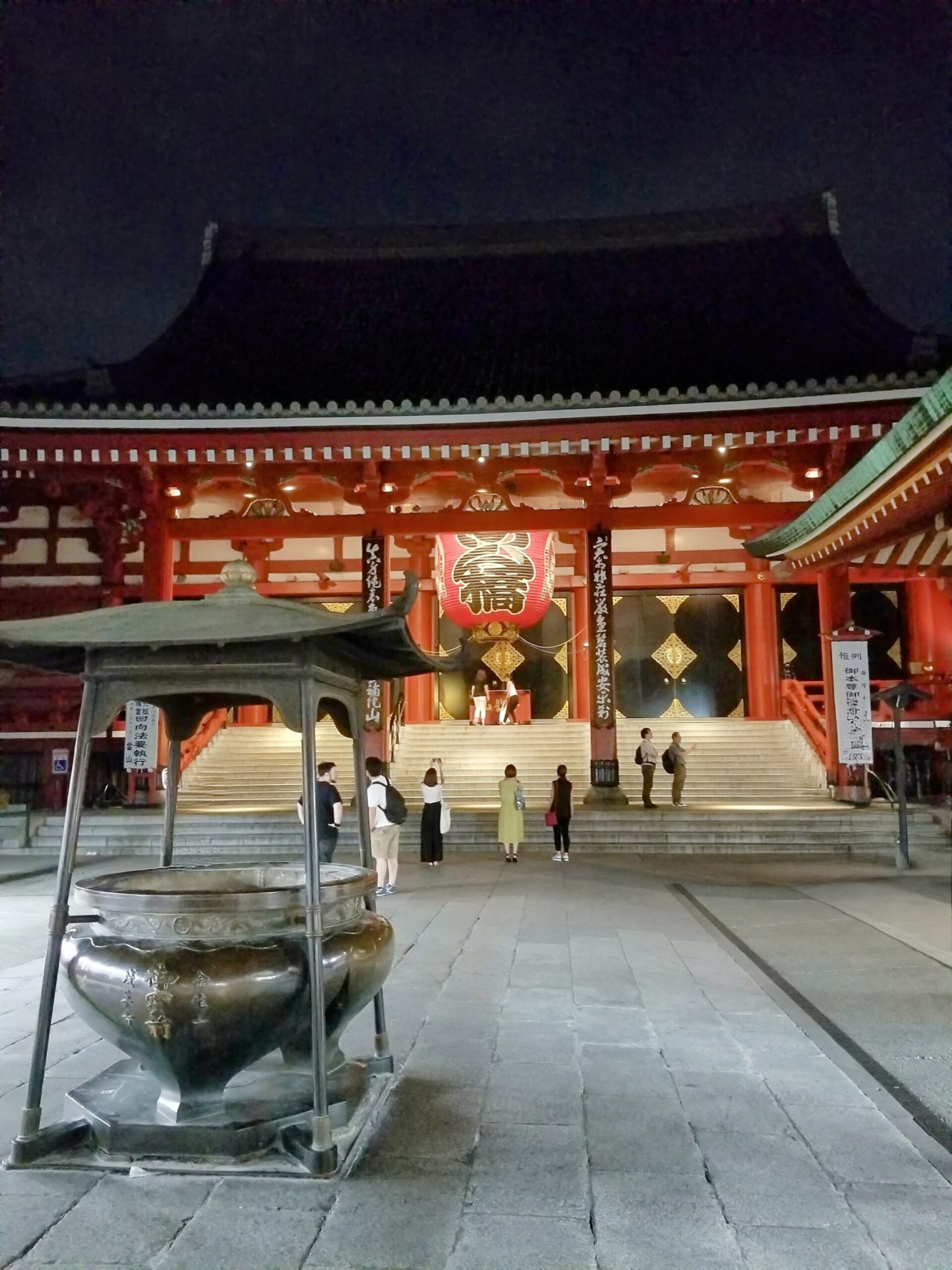 雷門が有名な夜の浅草寺本堂｜あさくさかんのん｜台東区浅草２－３－１